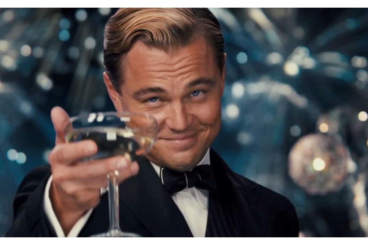 Donna che beve una bevanda salutare al mattino.